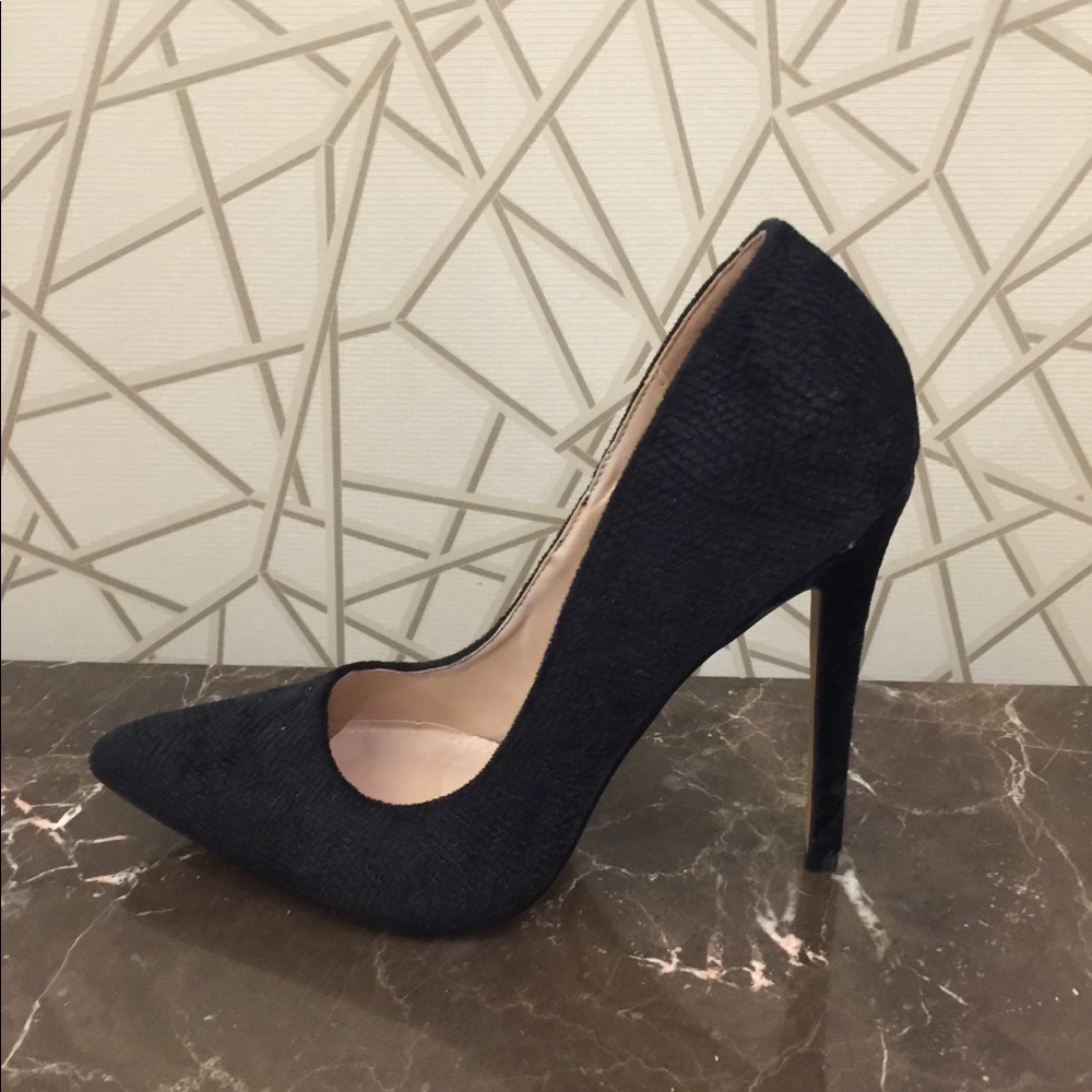 Black Pumps